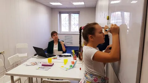 Ученица пишет на доске